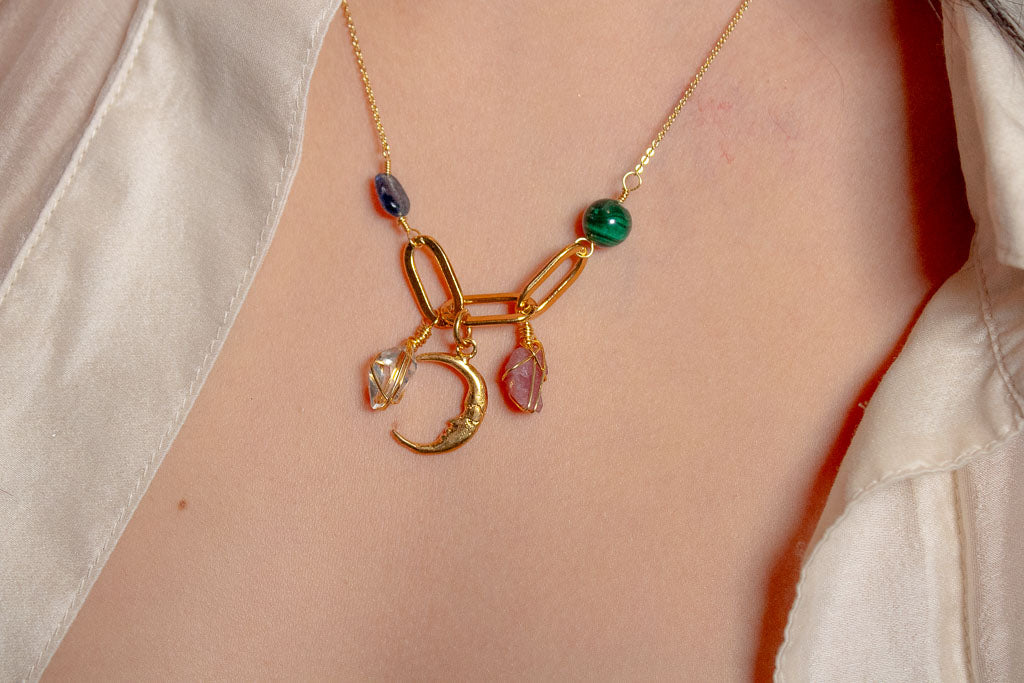 Runa. Collar de luna con cianita, malaquita, herkimer y turmalina rosa