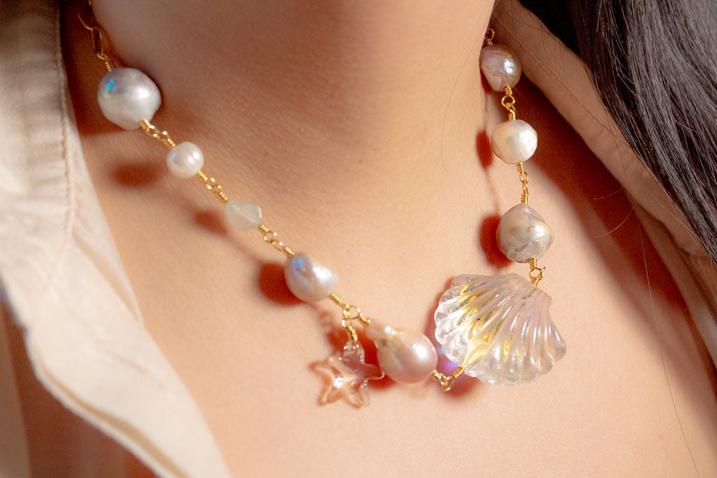 Marina. Collar con perla barroca, aguamarina y dijes de estrella de mar y concha