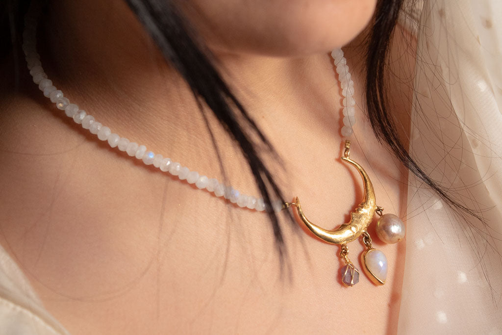 Lunaria. Collar de luna con piedra luna, espinela rosa y perla barroca
