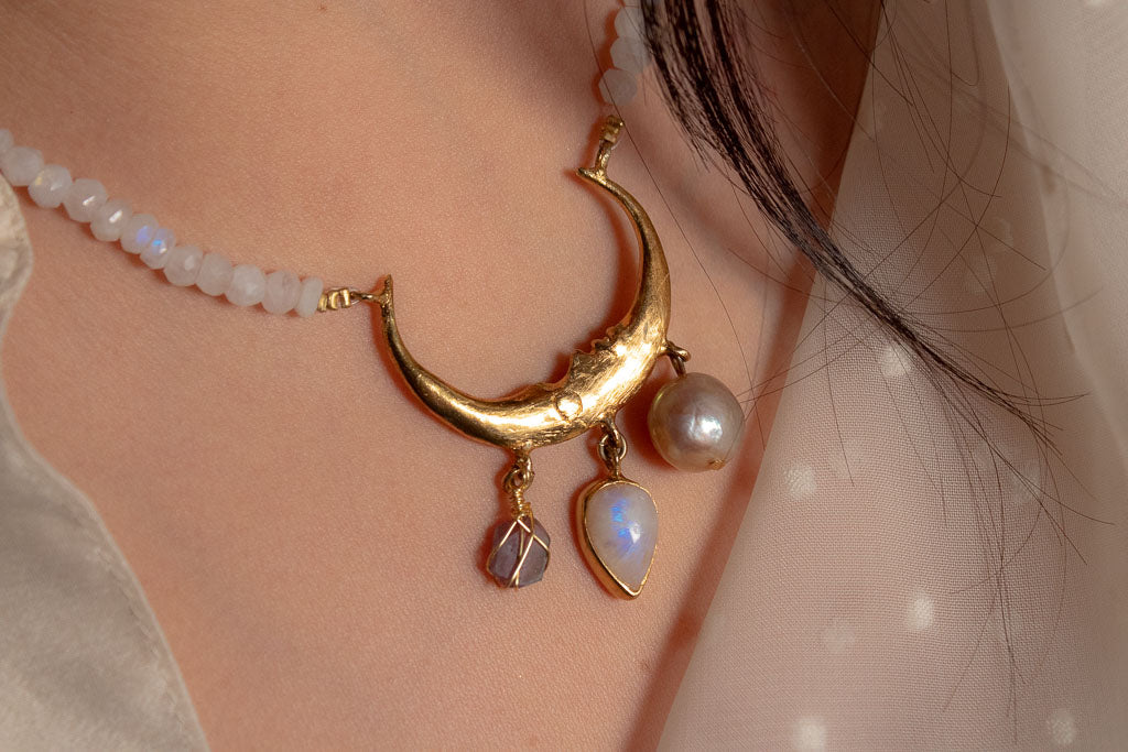 Lunaria. Collar de luna con piedra luna, espinela rosa y perla barroca