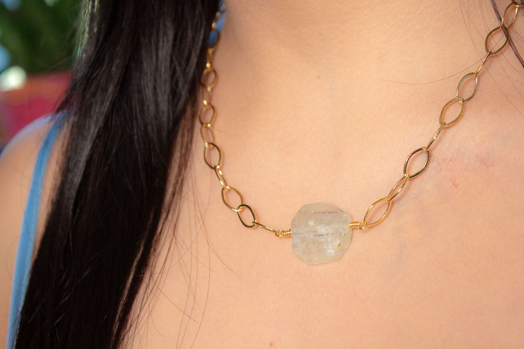 Elara. Collar con dije de prehnita