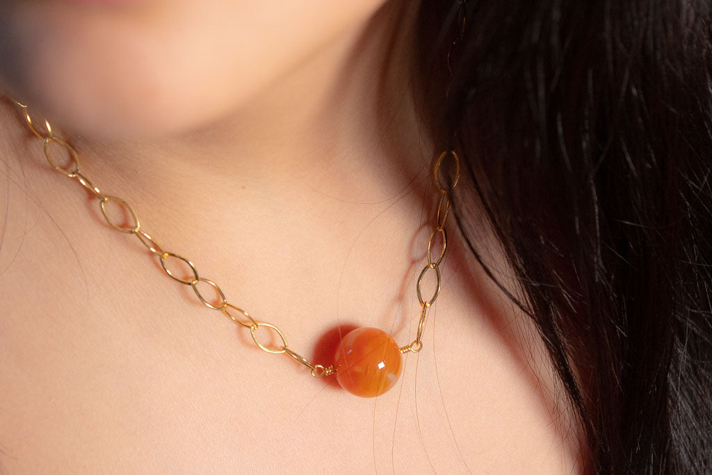 Valia. Collar con dije de ágata cornalina