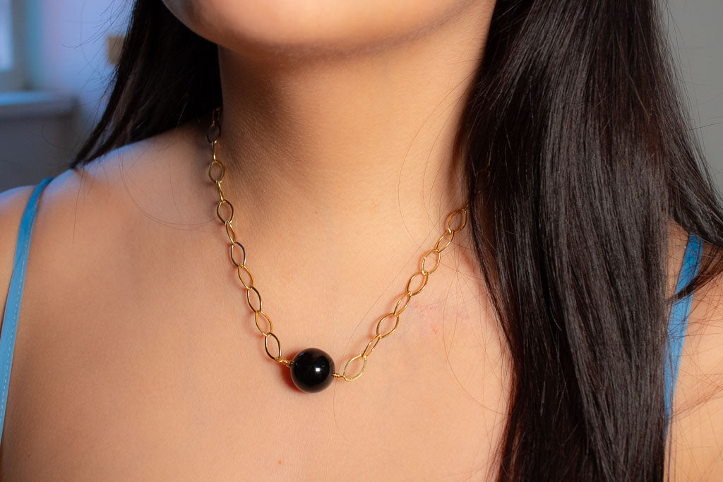 Lua. Collar con dije de ágata negra