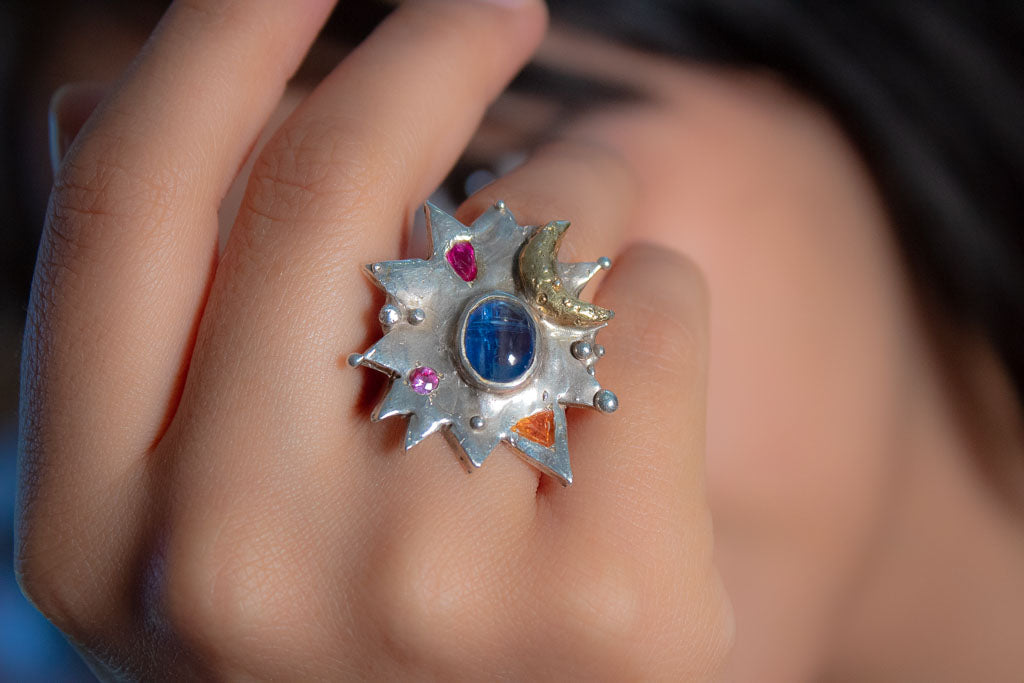 Estelar. Anillo de estrella con luna, cianita, rubí y citrino