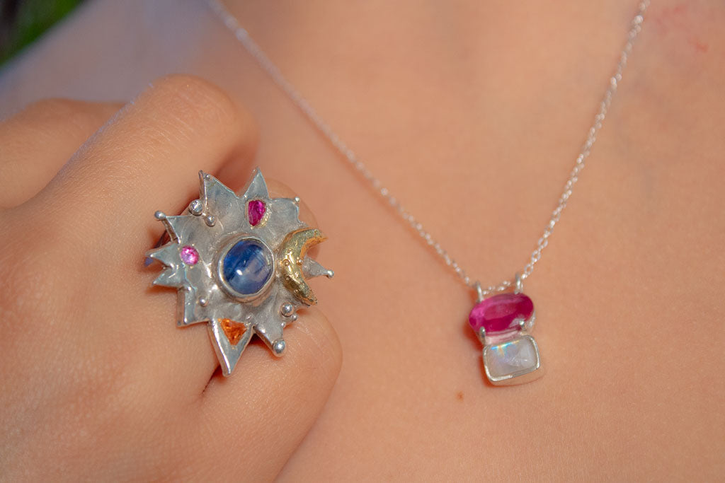 Selva. Collar de plata .925 con rubí y piedra luna