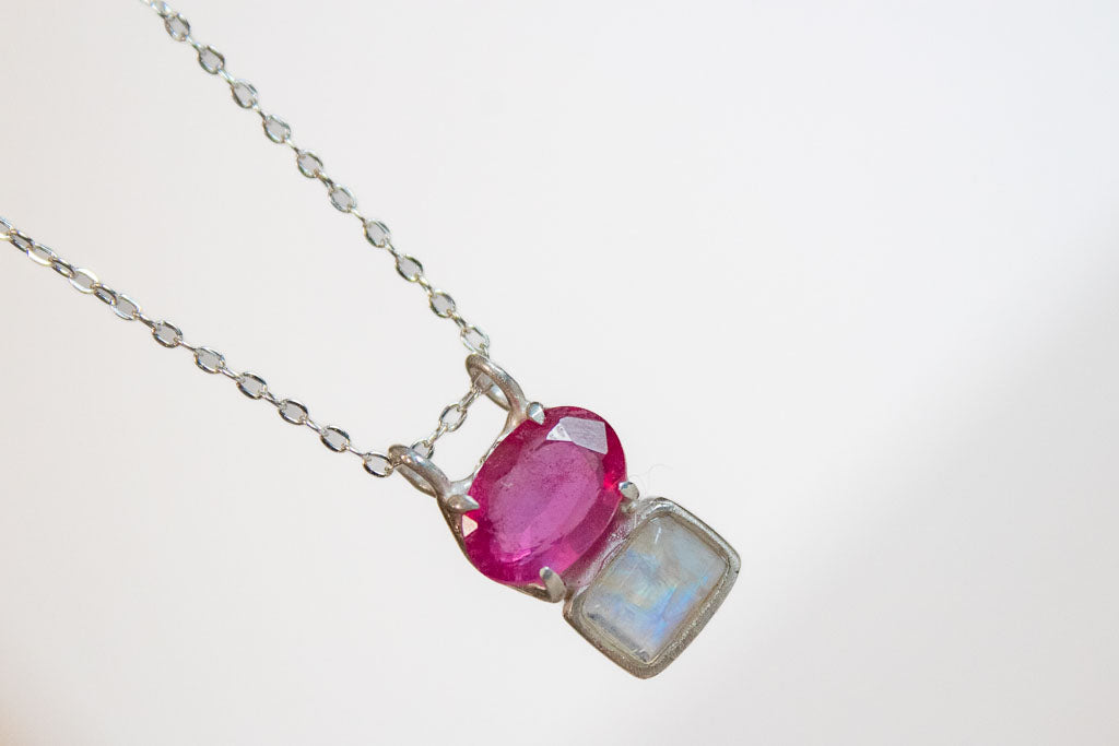 Selva. Collar de plata .925 con rubí y piedra luna