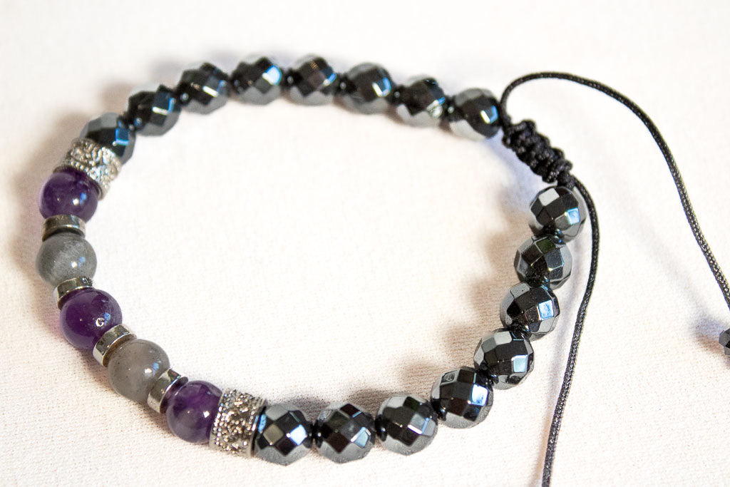 Equilibrio y calma. Pulsera ajustable con amatista, labradorita y hematita.