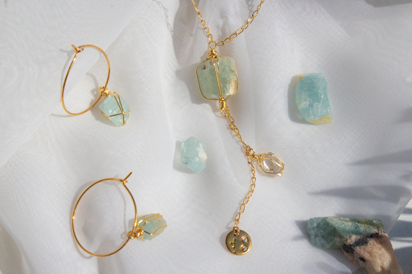 Derceto. Arracadas minimalistas con aguamarina