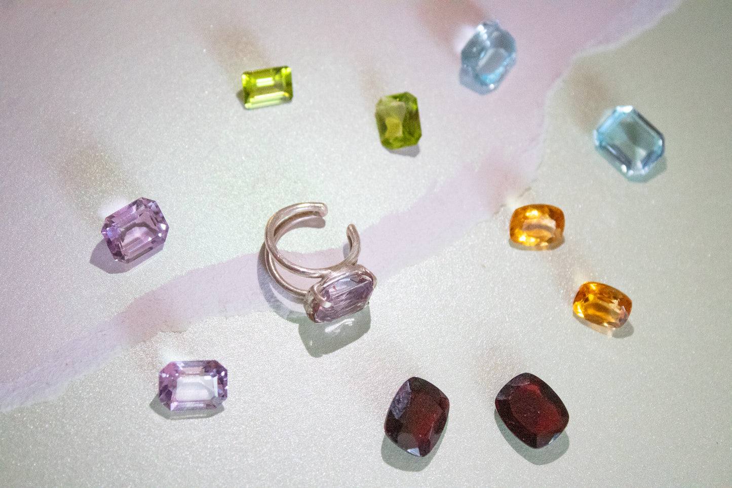 Destello. Ear Cuff con gema preciosa. Amatista, citrino o peridoto facetado.