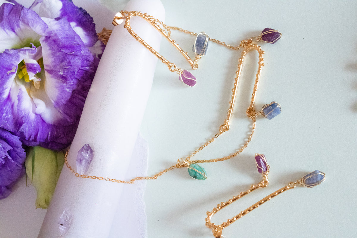 Aura. Aretes con esmeralda, zafiro y rubí