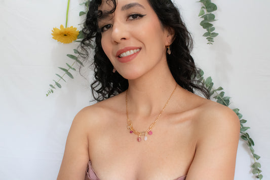 Fuego. Collar con turmalina, jade, cuarzo rosa y rubí