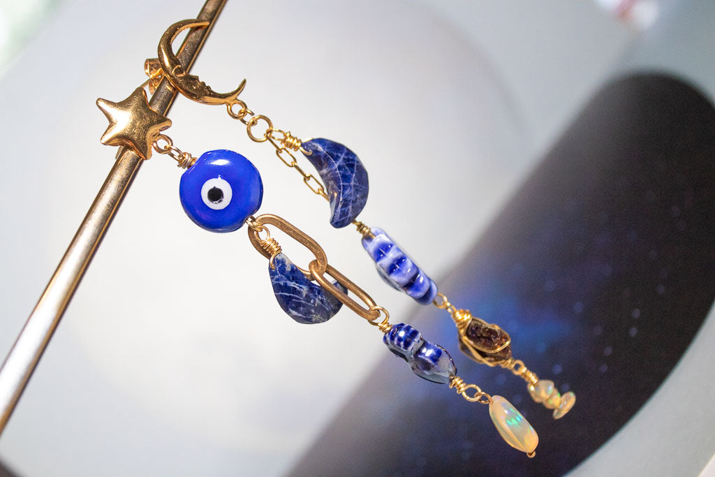 Meditación. Aretes luna y estrella con sodalita, calcopirita, ópalos y ojo azul rey de murano