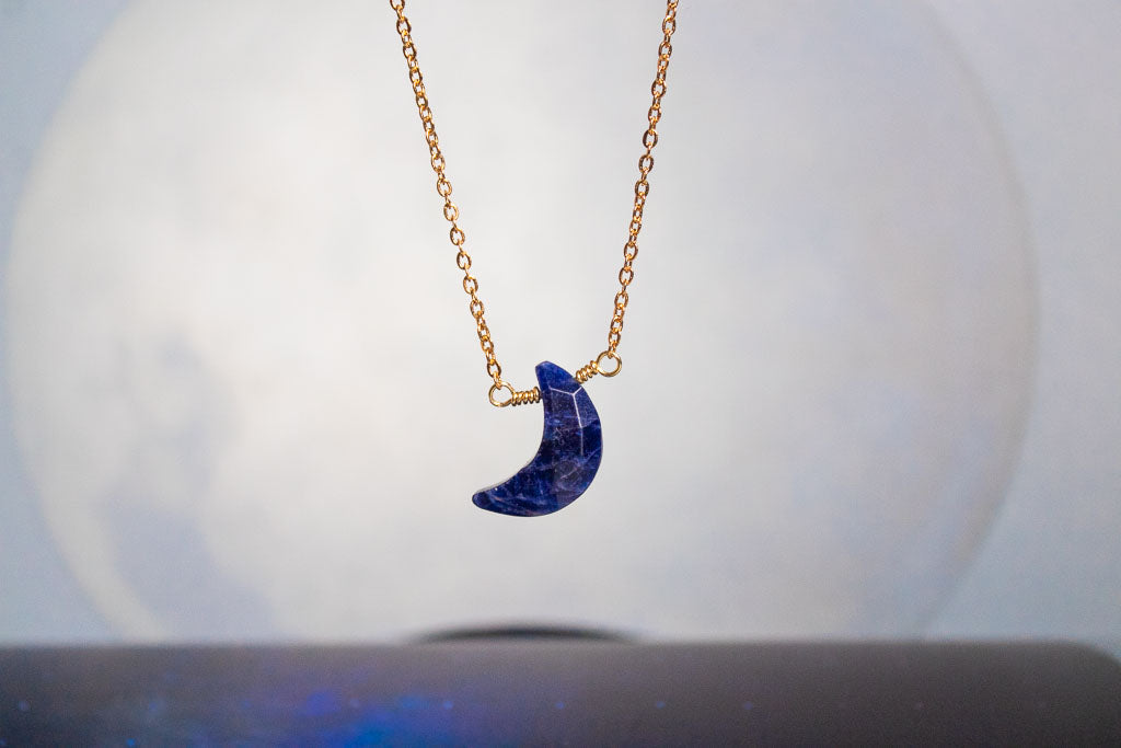 Meditación. Collar con luna de sodalita