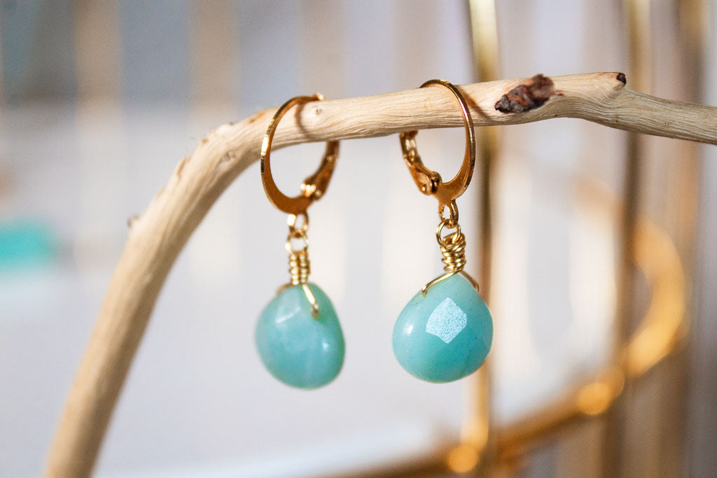 Caricia. Aretes huggies de amazonita