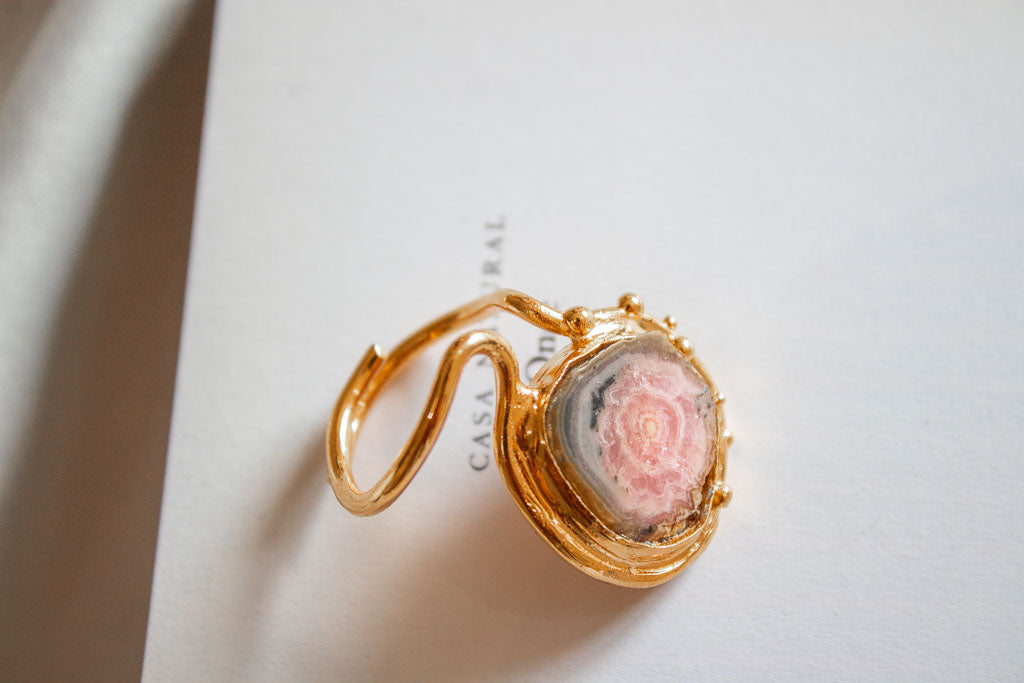 Raíz. Anillo con rodocrosita