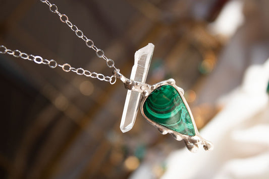 Cascada. Collar con malaquita y cuarzo blanco