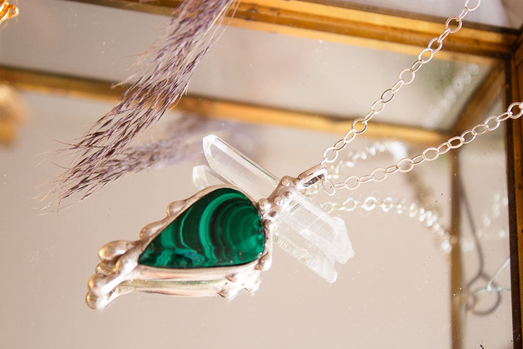 Cascada. Collar con malaquita y cuarzo blanco