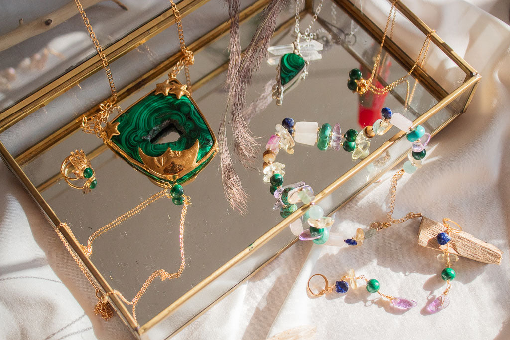 Guardiana. Anillo con dije de mano con malaquita