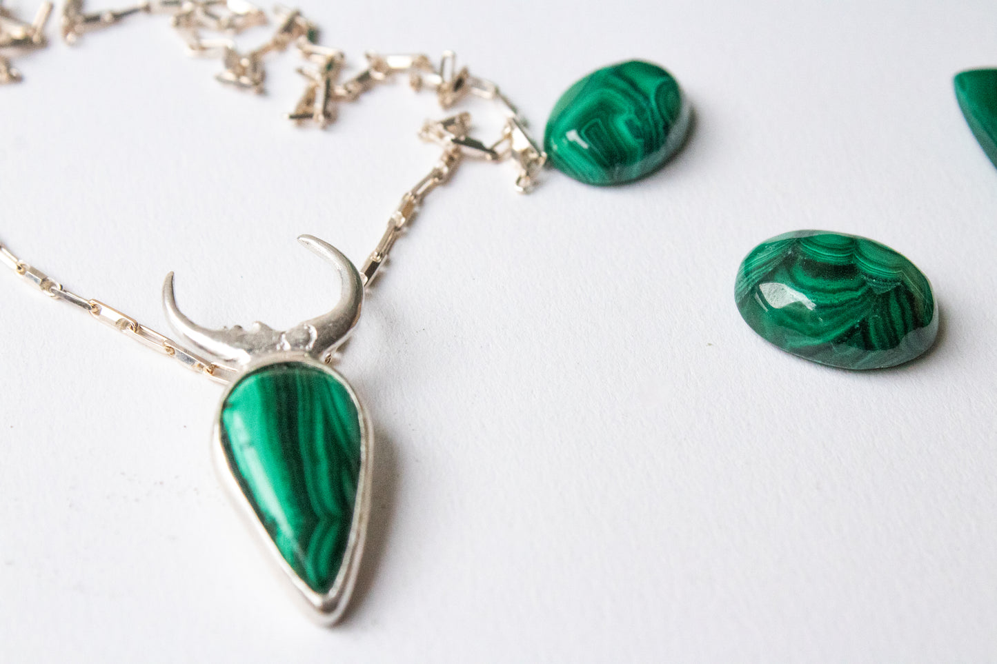 Luna. Collar de plata con malaquita en cabujón verde