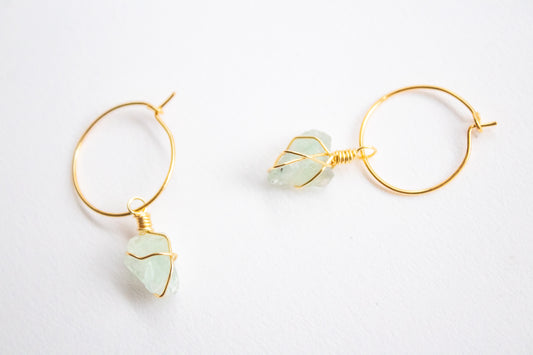 Yaax. Arracadas minimalistas con fluorita rustica verde