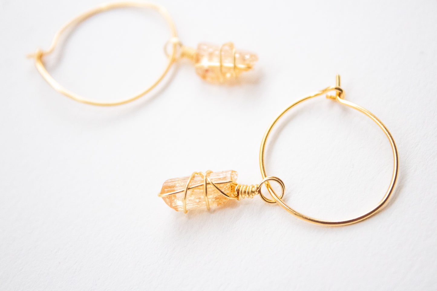 Yaluk. Arracadas minimalistas con topacio amarillo