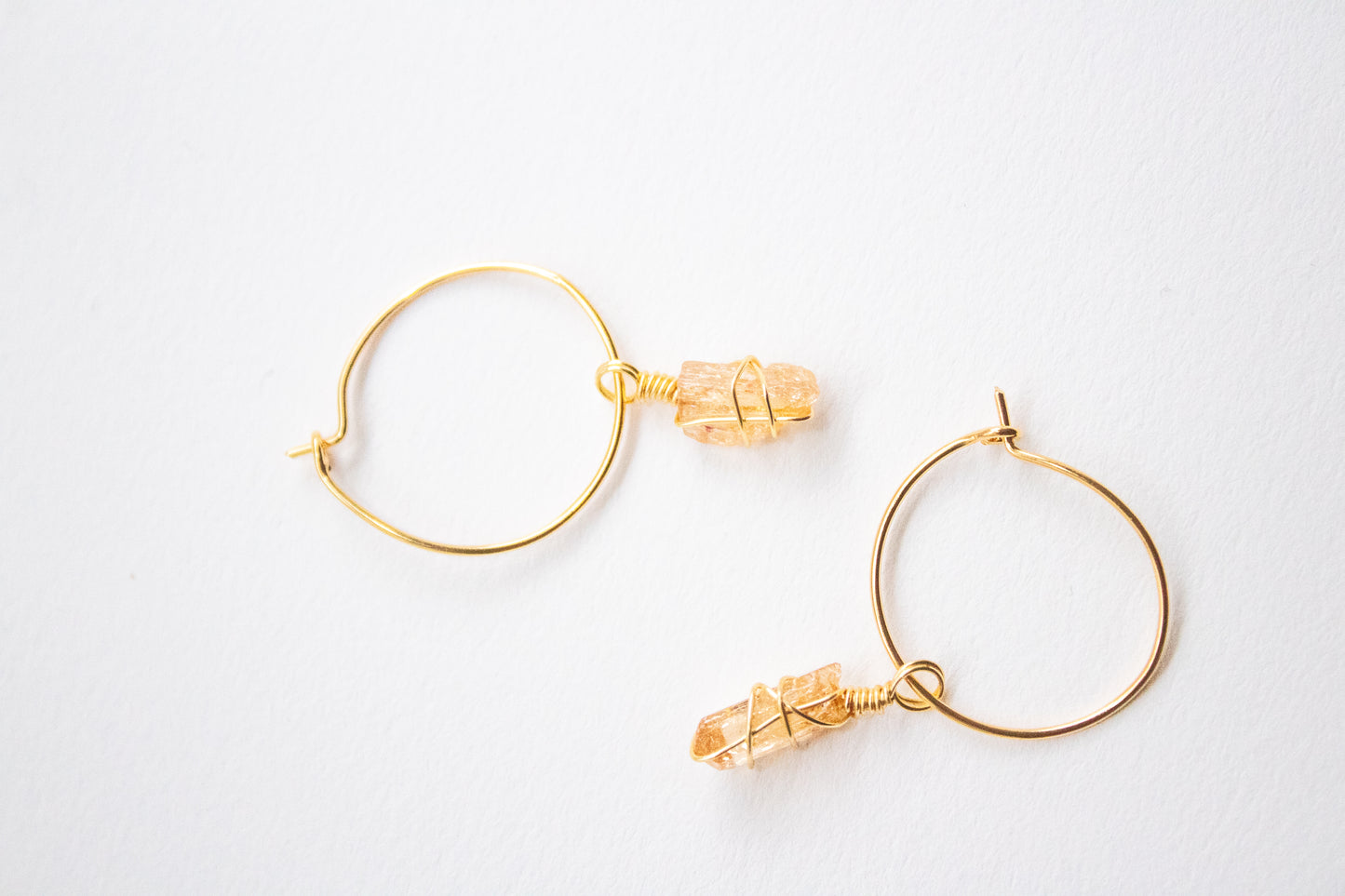Yaluk. Arracadas minimalistas con topacio amarillo