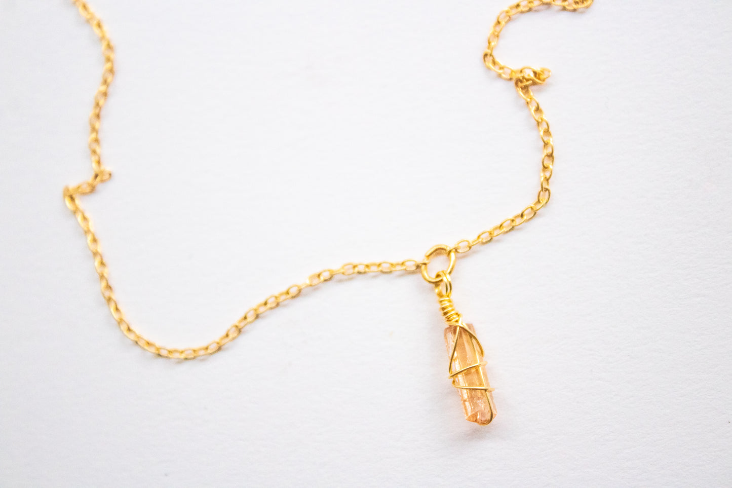 Yaluk. Collar minimalista con topacio amarillo
