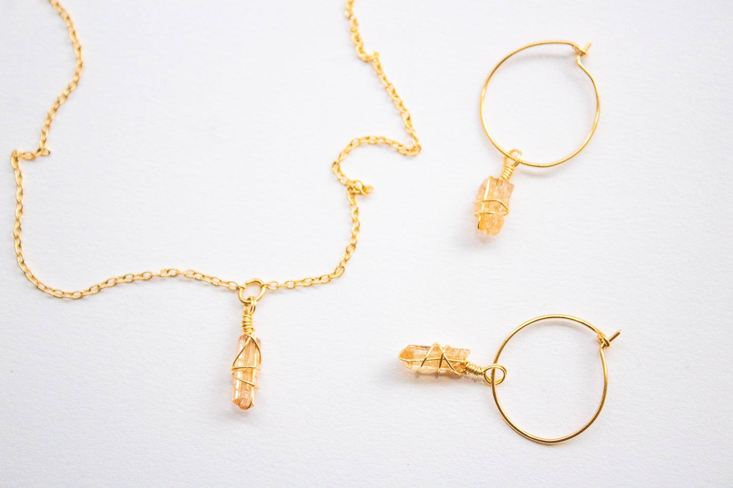 Yaluk. Collar minimalista con topacio amarillo