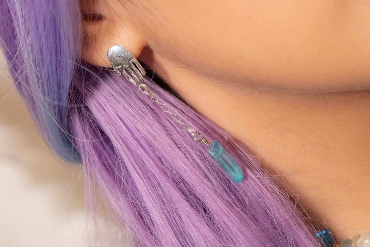 Ya'axka. Aretes de mano en plata .925 con cuarzo aura aqua