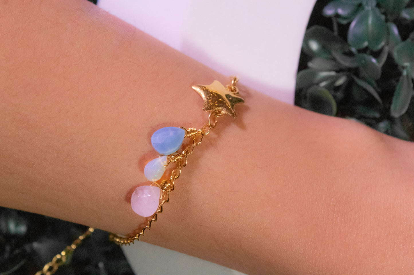 Anayatzin. Pulsera con gotas de ópalo peruano, ópalo fuego y cuarzo rosa