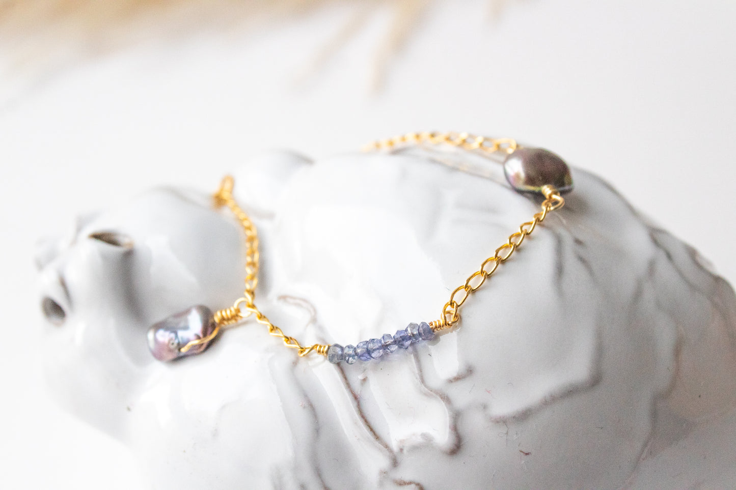 Itayetzi. Pulsera con iolita y perla gris