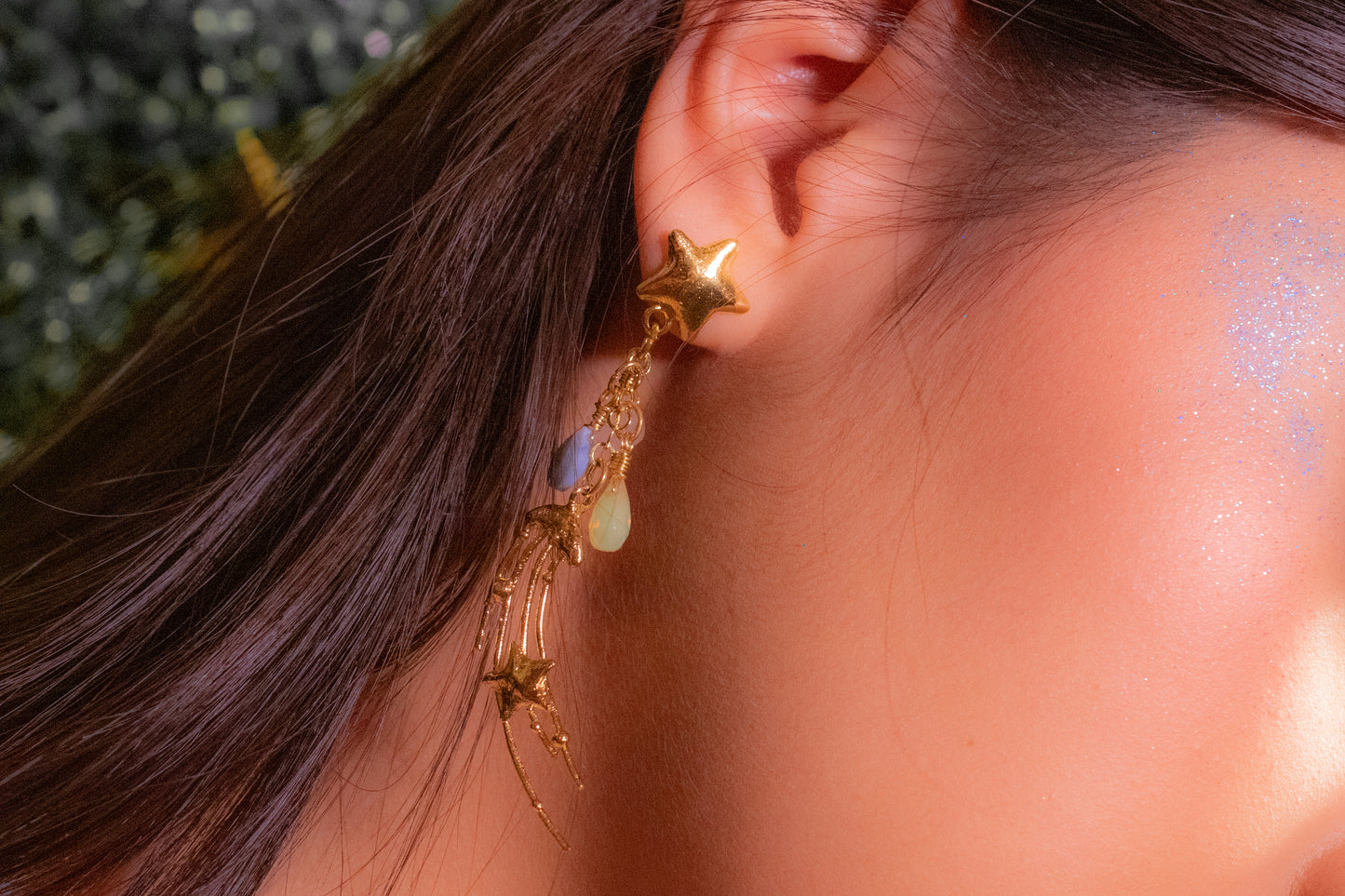 Anayatzin. Aretes con gotas de ópalo peruano, ópalo fuego y cuarzo rosa