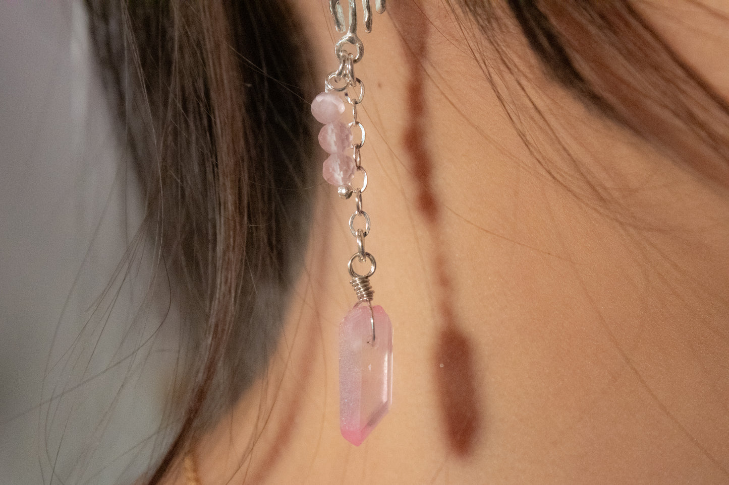 Aimi. Aretes de mano en plata .925 con cuarzo aura rosa