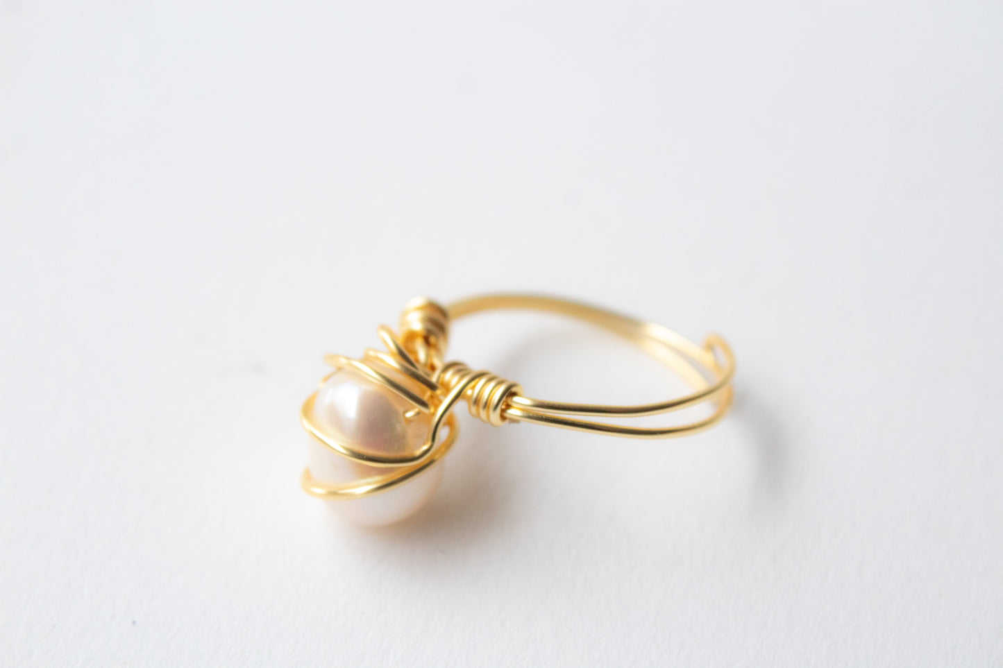 Muyal. Anillo con perla blanca