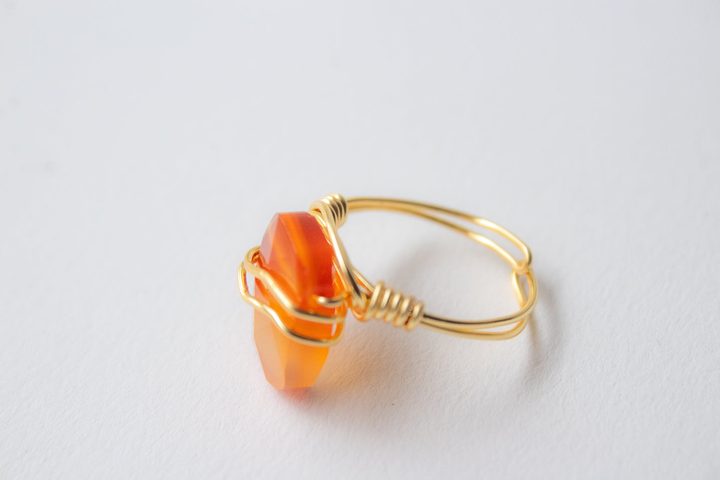 Akna. Anillo con ágata cornalina