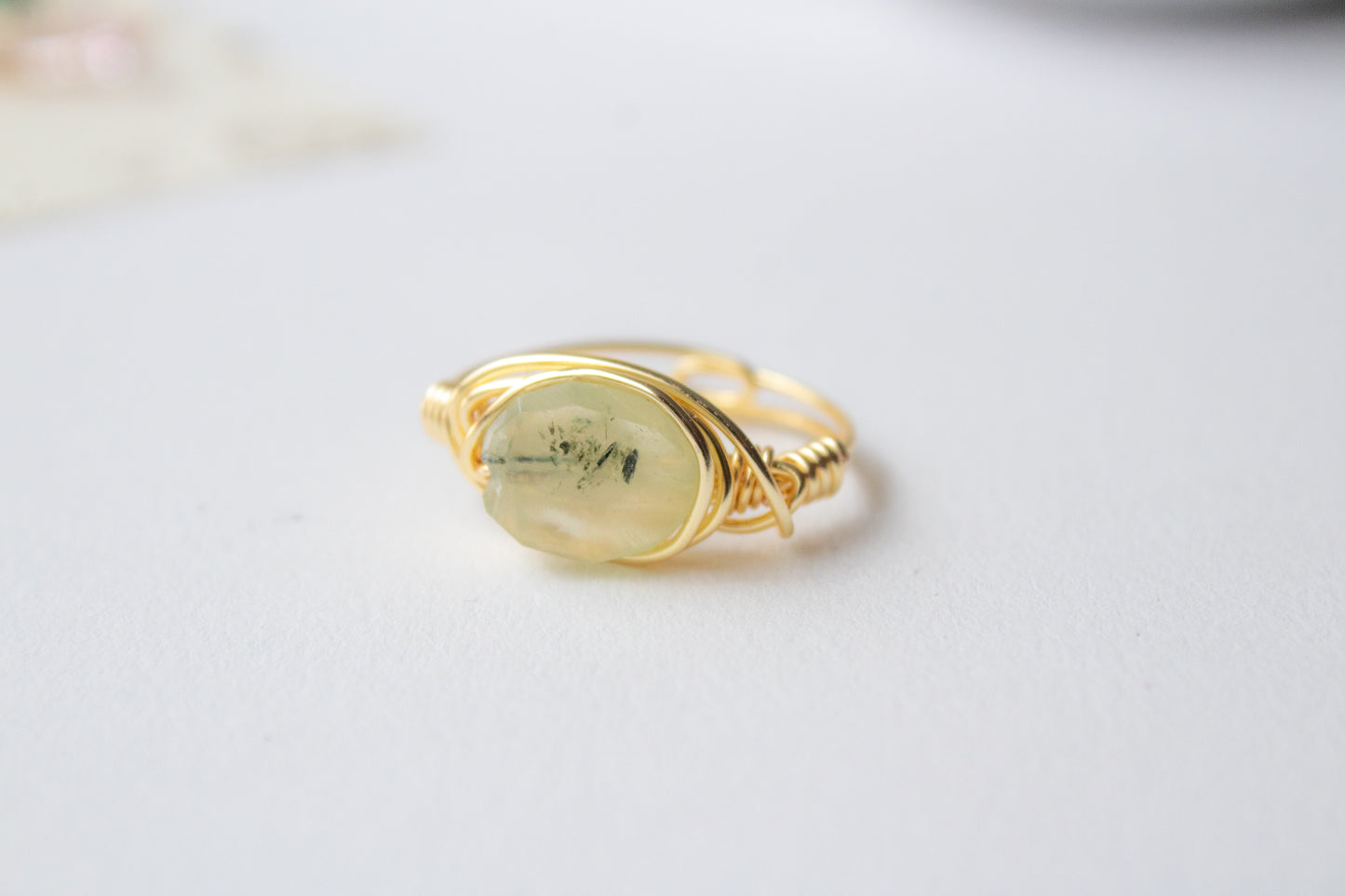 Amaité. Anillo con prehnita