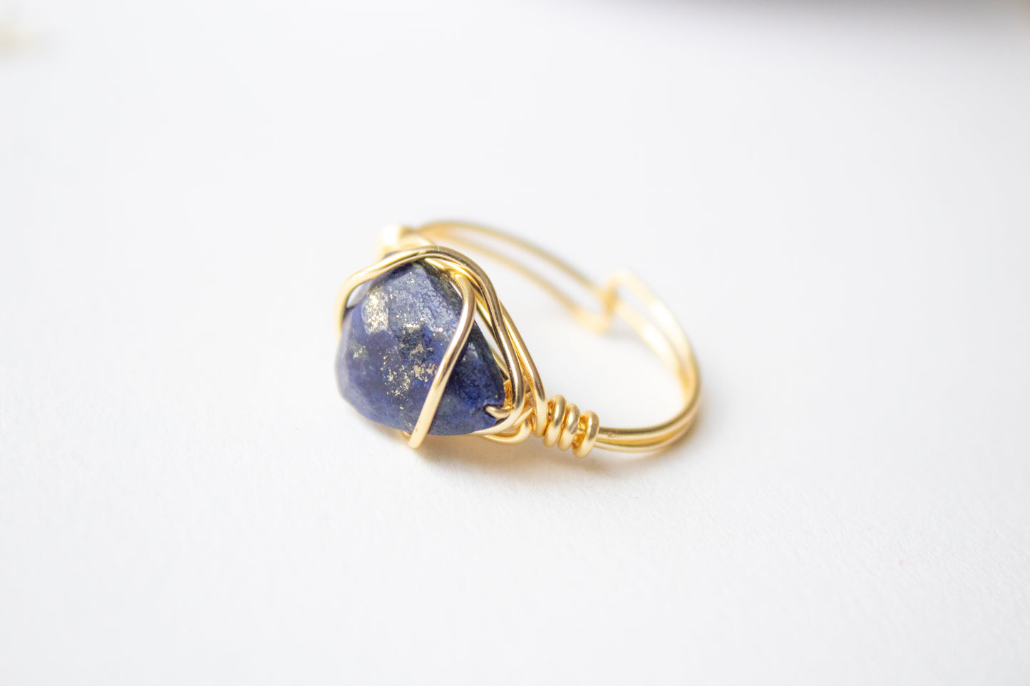 Itzé. Anillo con lapislázuli