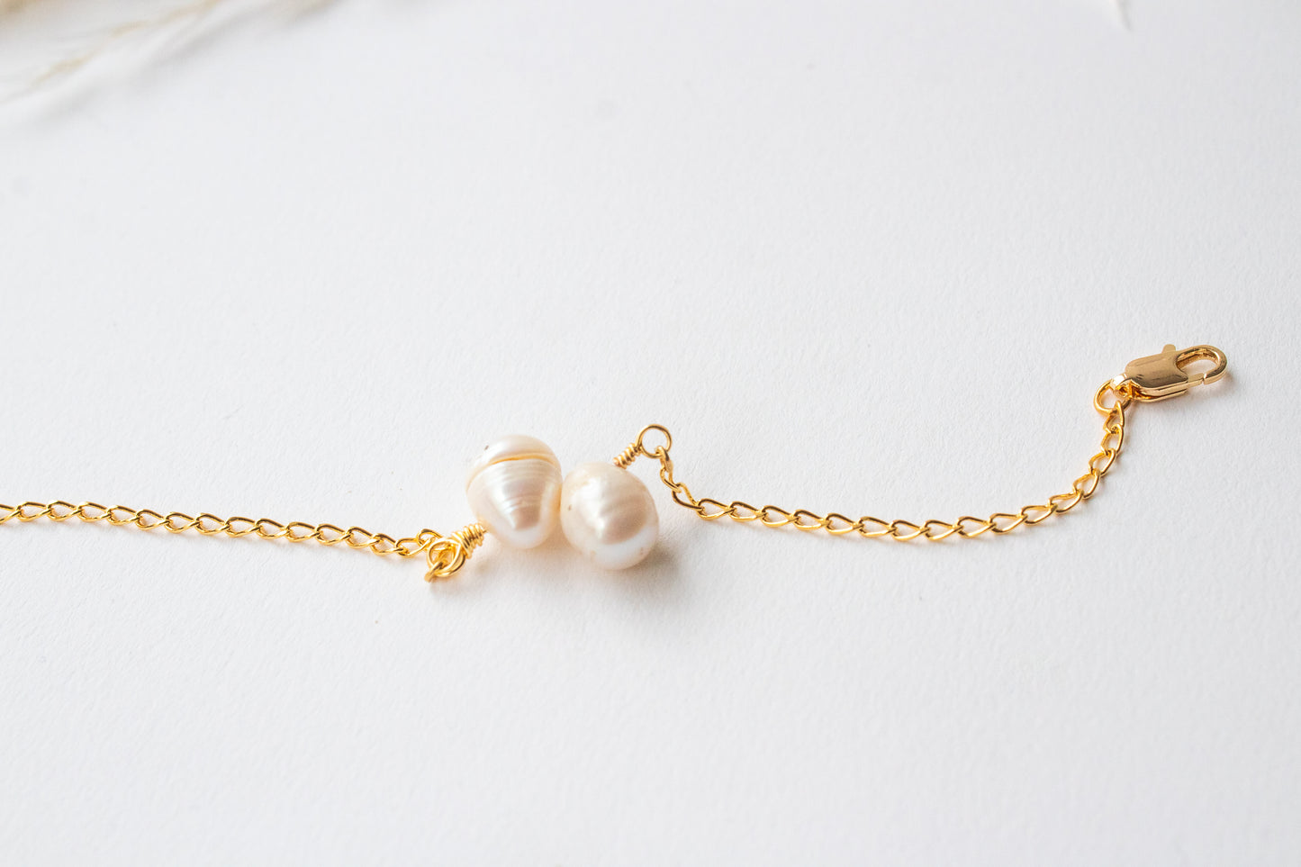 Muyal. Pulsera con perla blanca