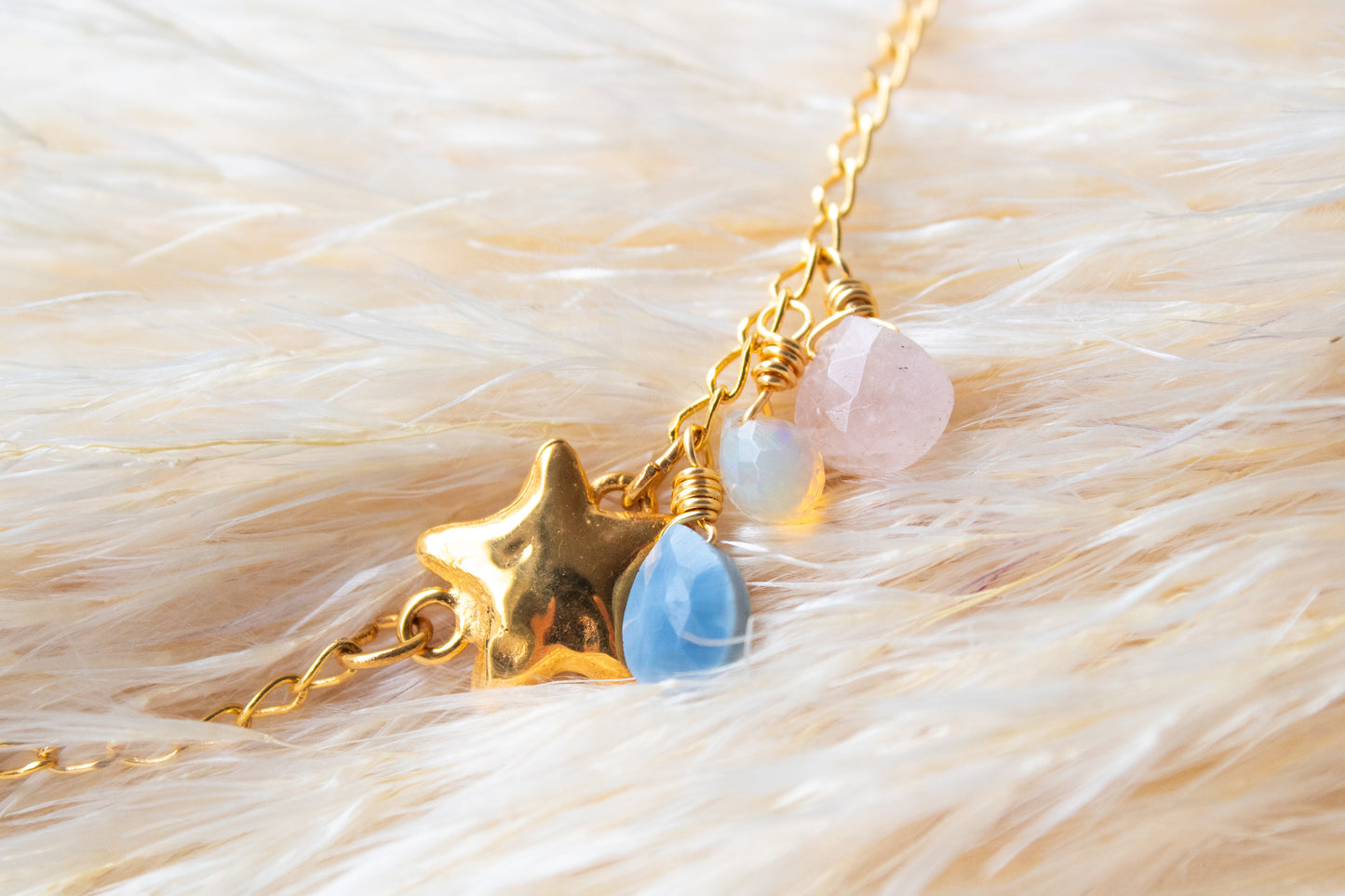 Anayatzin. Pulsera con gotas de ópalo peruano, ópalo fuego y cuarzo rosa