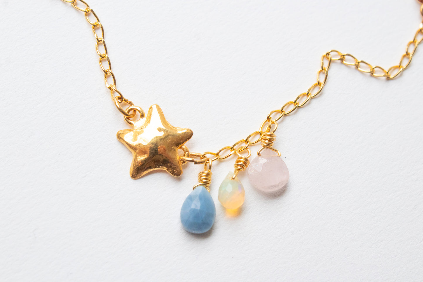 Anayatzin. Pulsera con gotas de ópalo peruano, ópalo fuego y cuarzo rosa