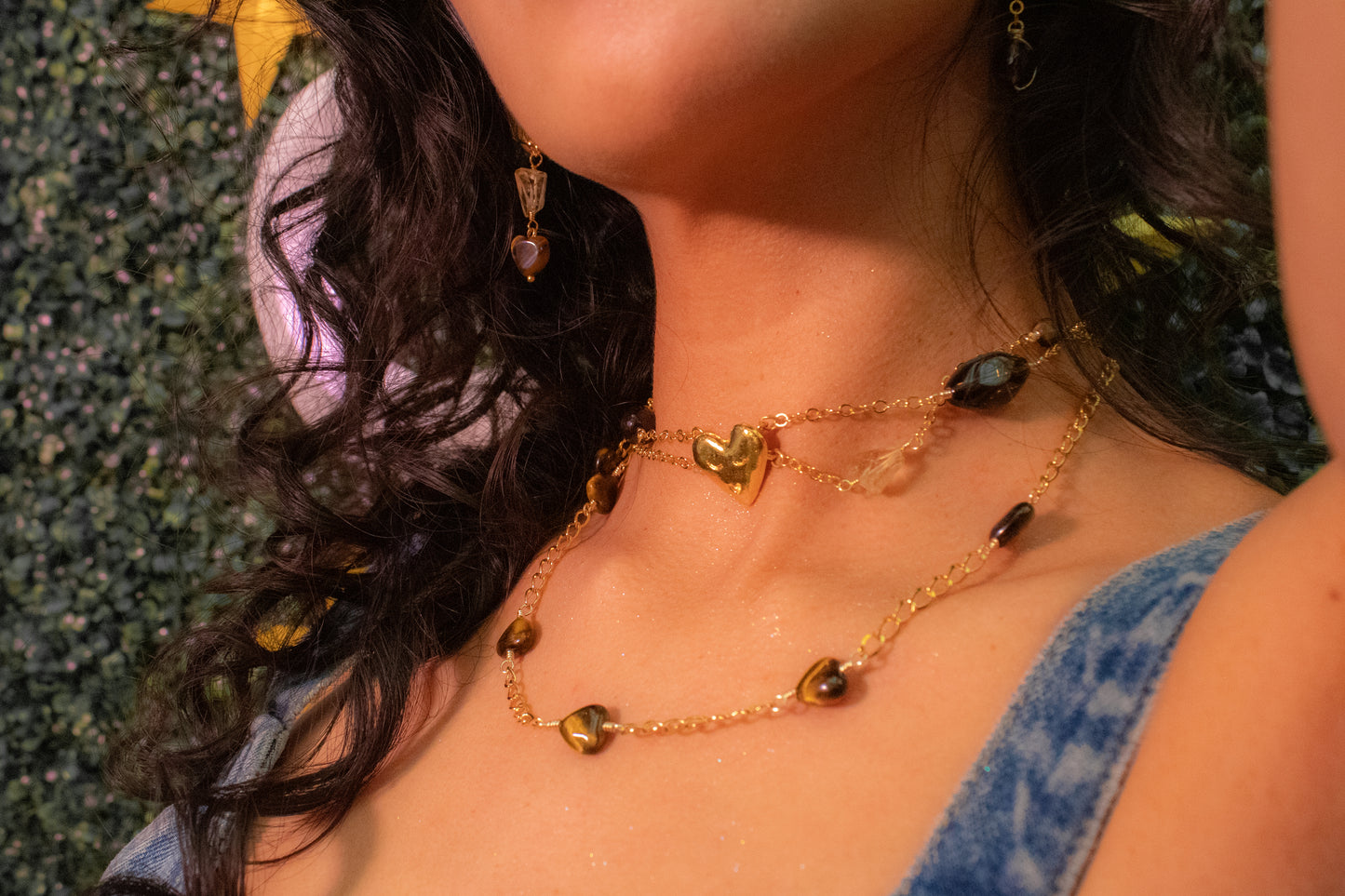 Muun. Collar con corazones de ojo de tigre