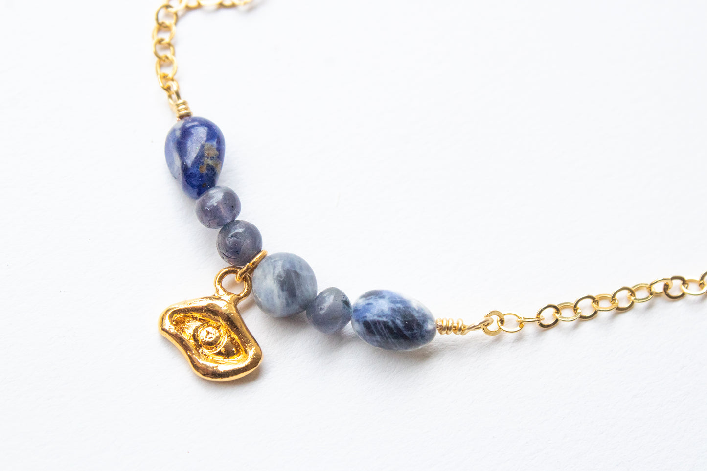 Akbal. Pulsera con iolita y sodalita