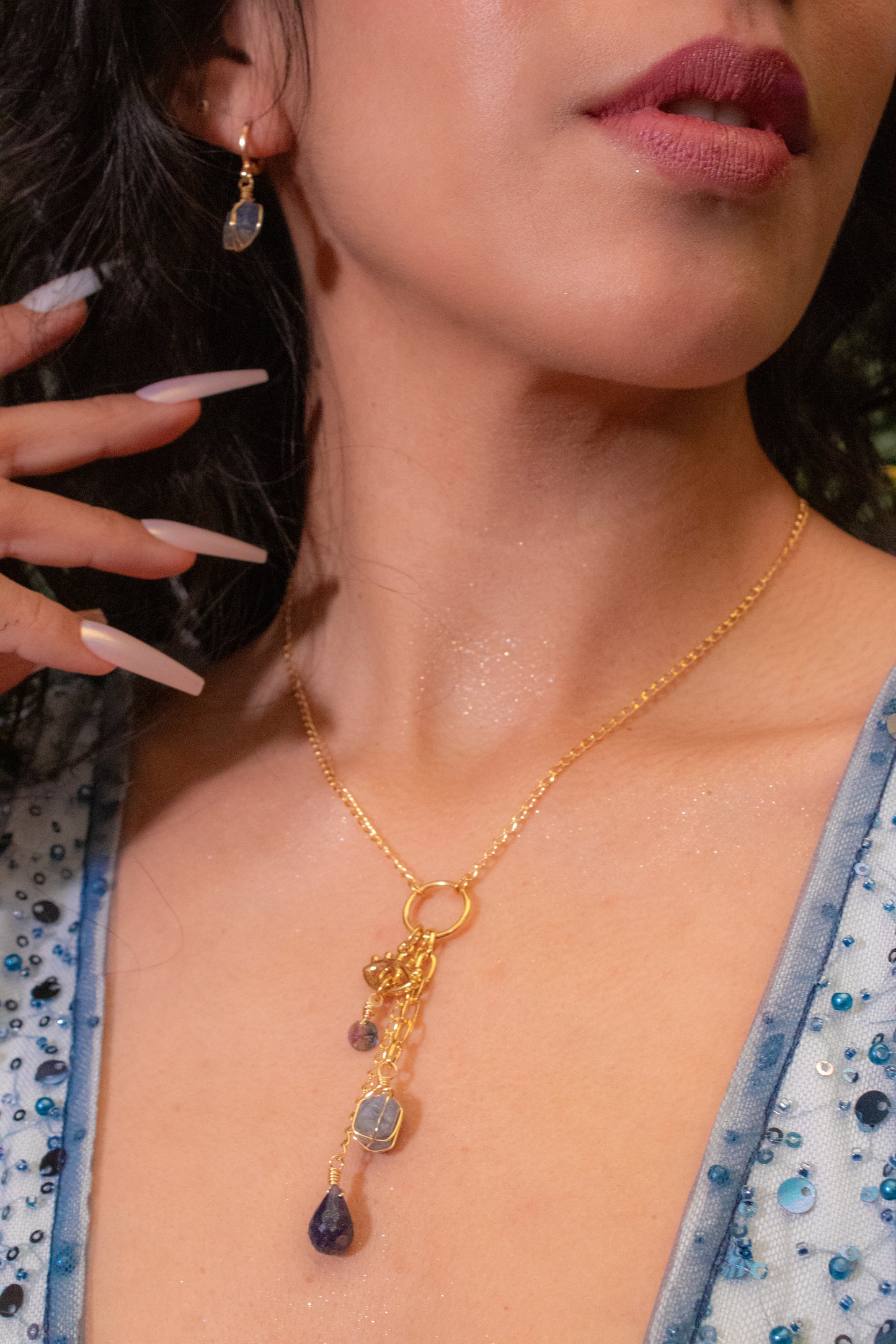 Zaniah. Collar con zafiro facetado en forma de gota y zafiro rústico