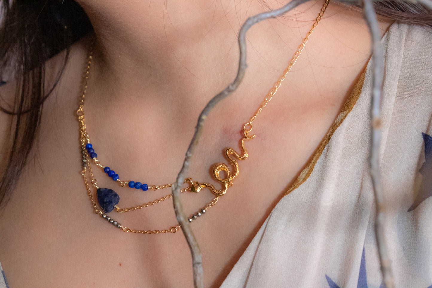 Itzé. Collar con pirita y lapislázuli