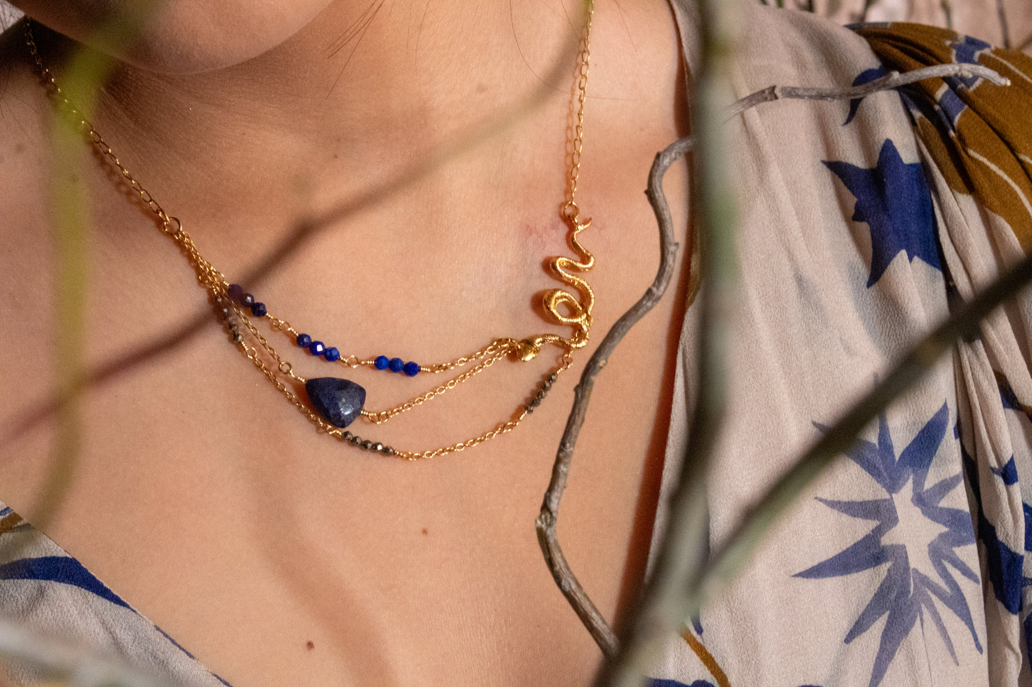 Itzé. Collar con pirita y lapislázuli