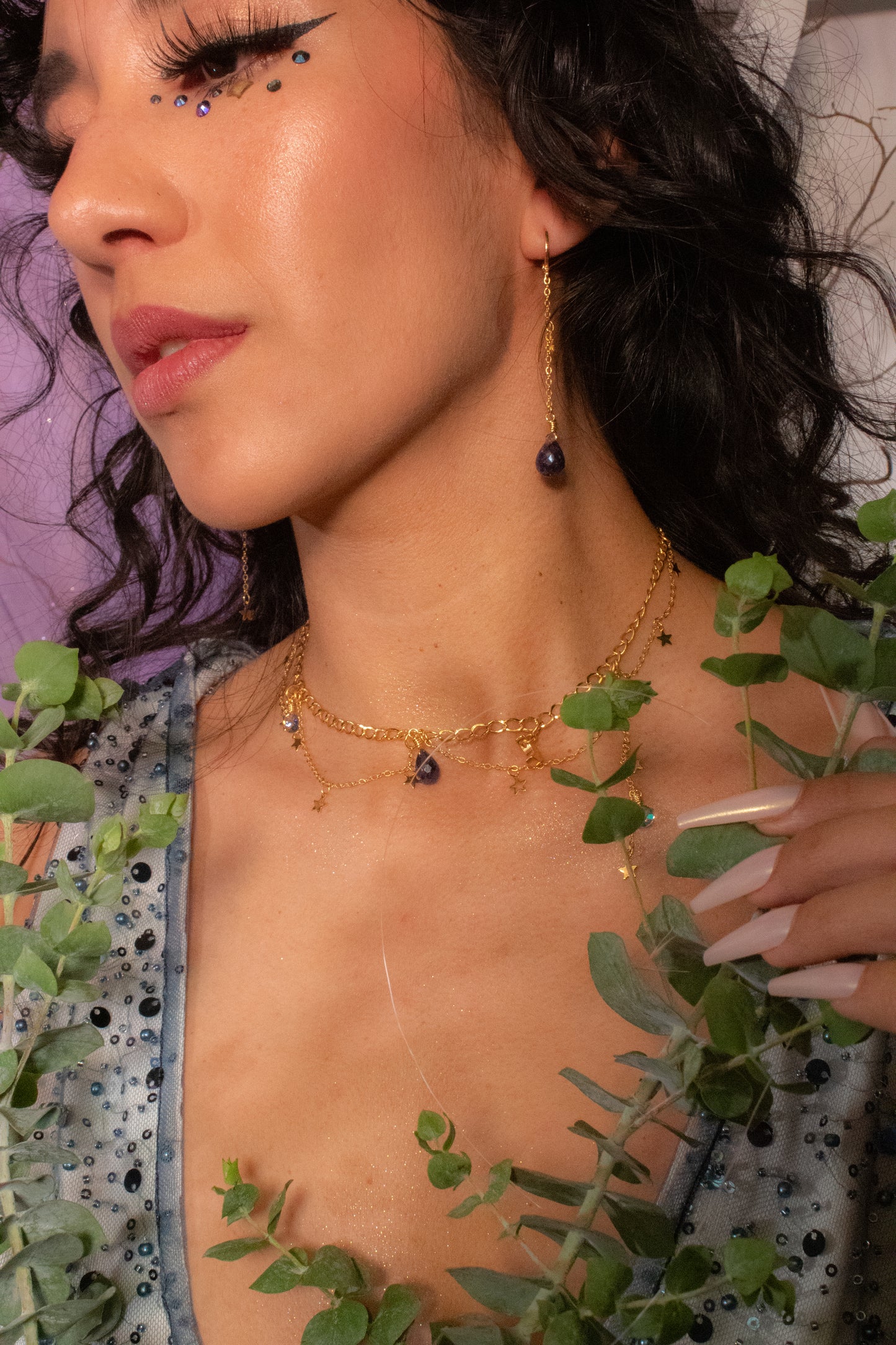 Talitha. Aretes largos con gotas de zafiro y cadena de estrellas