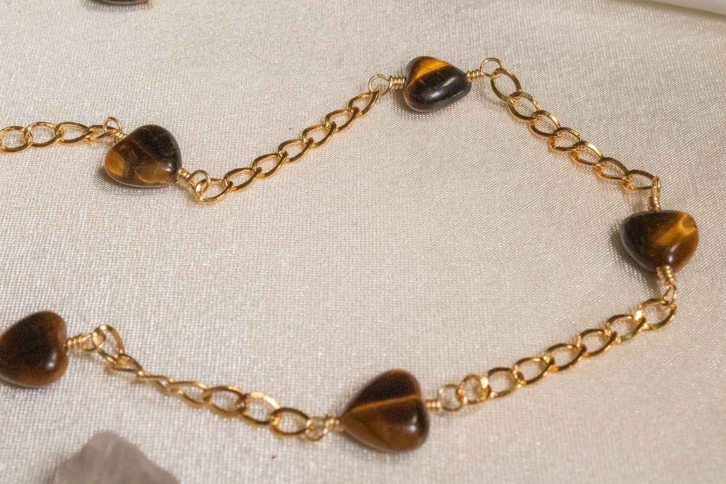 Muun. Collar con corazones de ojo de tigre