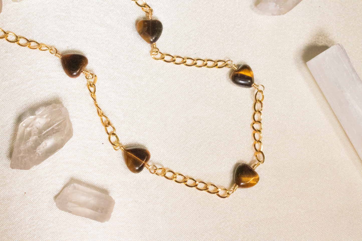 Muun. Collar con corazones de ojo de tigre