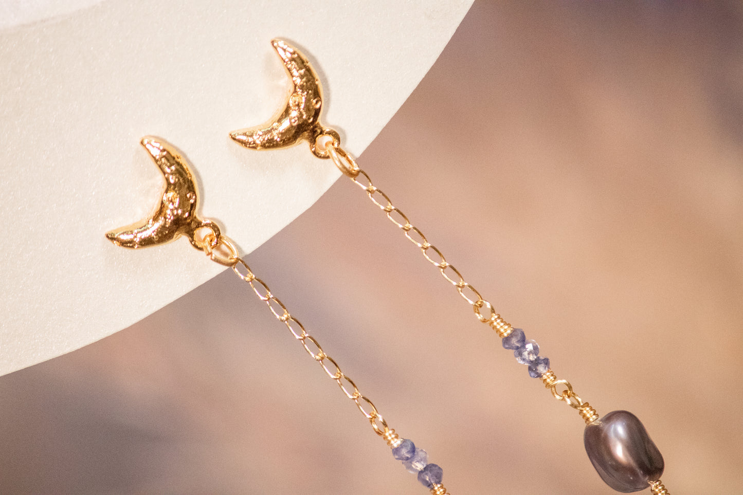 Itayetzi. Aretes con iolita y perla gris
