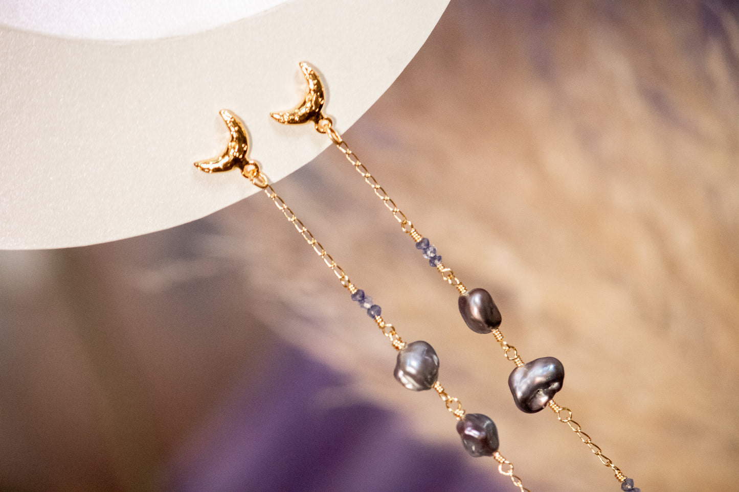 Itayetzi. Aretes con iolita y perla gris
